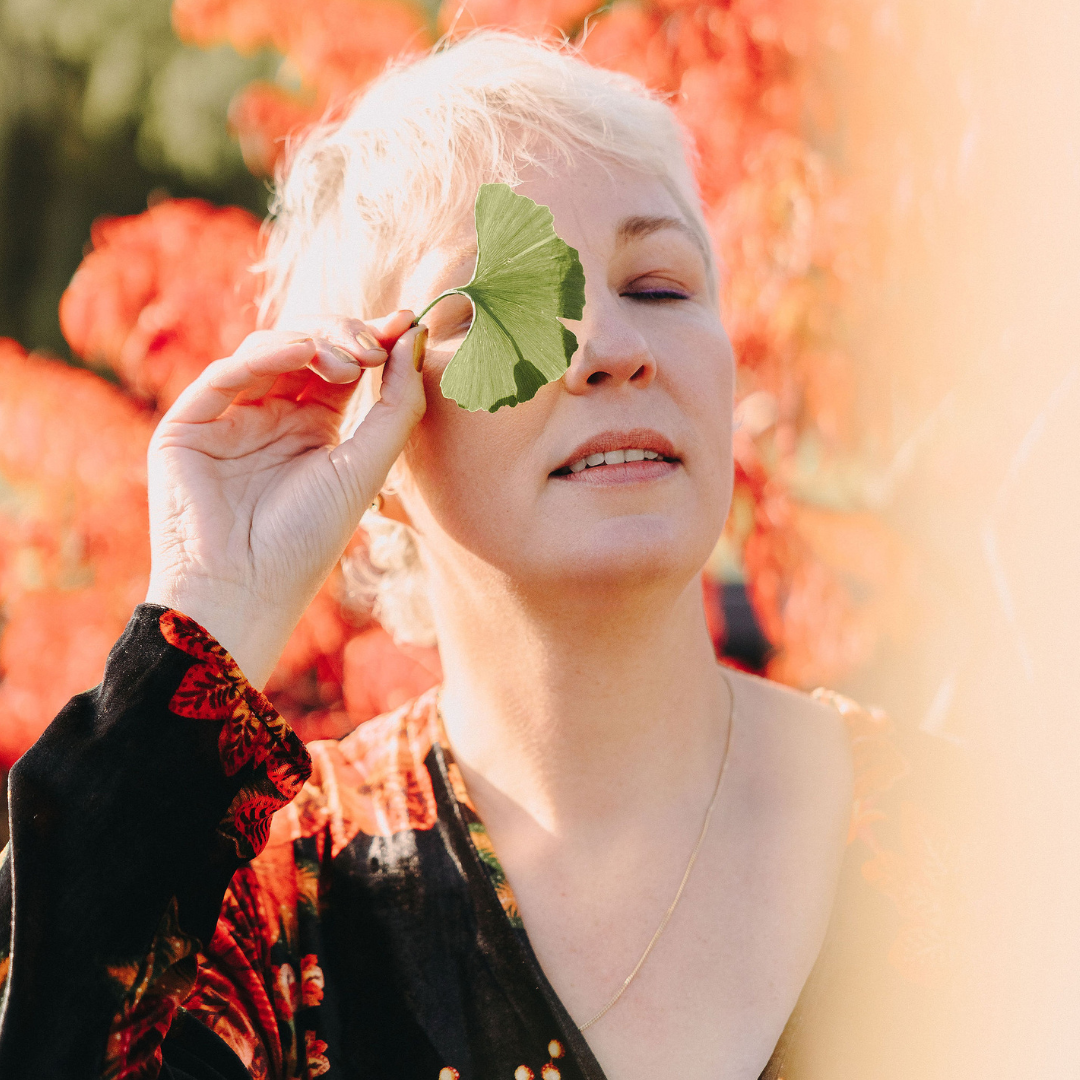 Portret Susanne Eskens met ginko blad